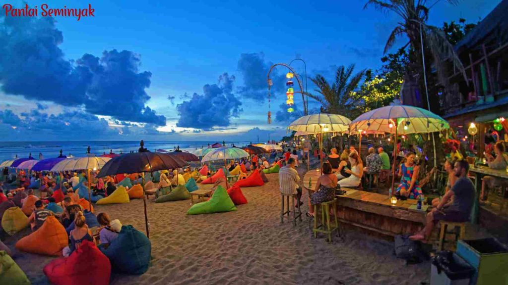 5 Pantai yang Memiliki Pemandangan Indah di Denpasar 6 Sunset romantis di Pantai Seminyak, salah satu pantai indah di Denpasar