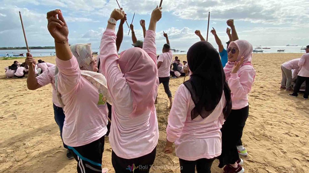 7 Tujuan Aktivitas Team Building di Bali yang Perlu Anda Ketahui 7 Tim perusahaan mengikuti tujuan kegiatan team building di Bali