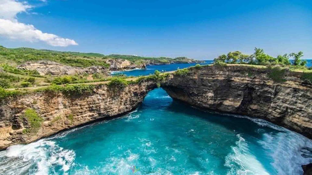 Spot pantai Bali yang instagramable dengan tebing dramatis dan pasir putih