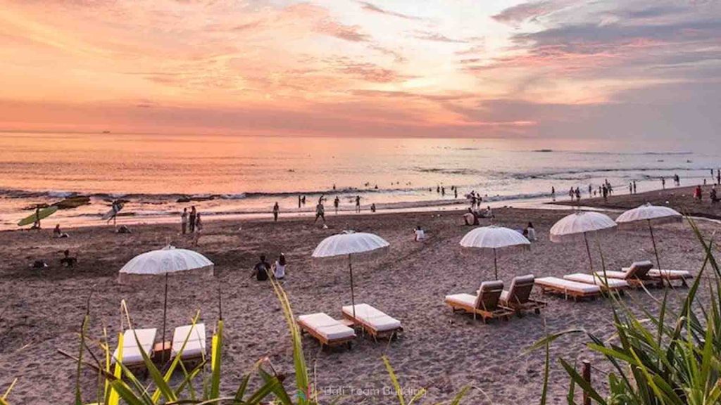 Wisatawan menikmati pengalaman liburan tak terlupakan di pantai Bali