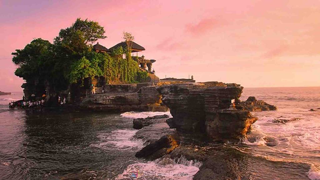 Pura Tanah Lot di tepi pantai Bali sebagai ikon budaya dan spiritual