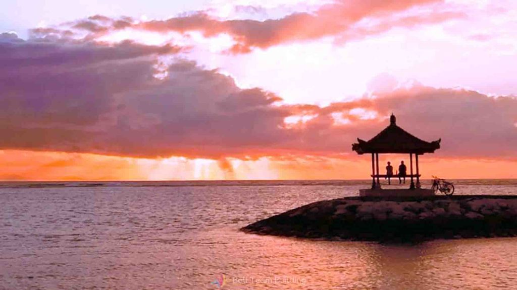 Wisatawan menikmati sunrise dan sunset indah di pantai Bali