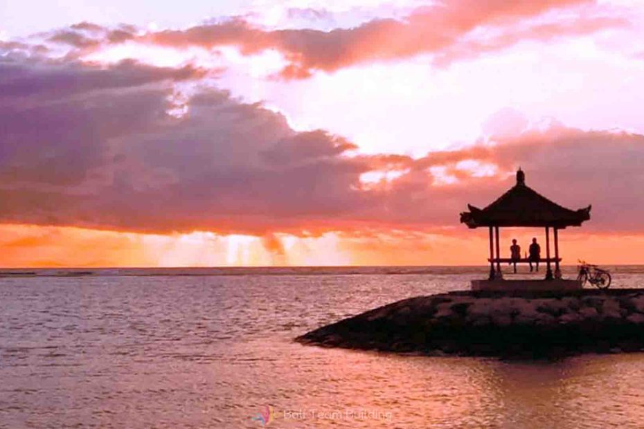 Wisatawan menikmati sunrise dan sunset indah di pantai Bali