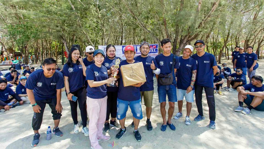 Aktivitas team building perusahaan di pantai Bali dengan suasana santai
