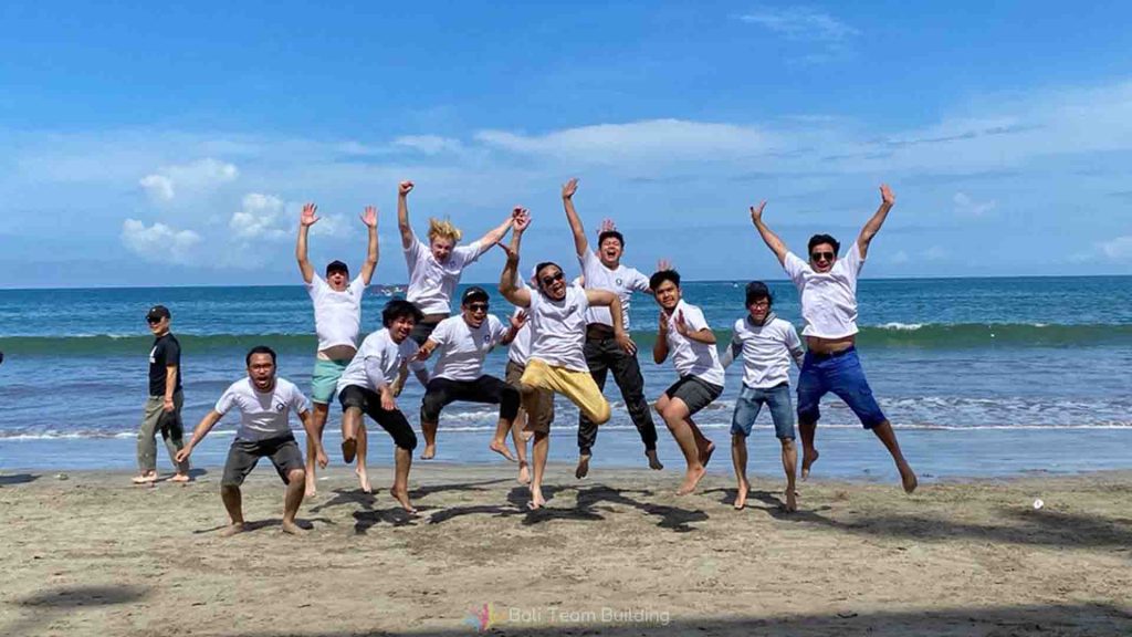 Team building untuk introvert dalam suasana diskusi tim kecil yang nyaman