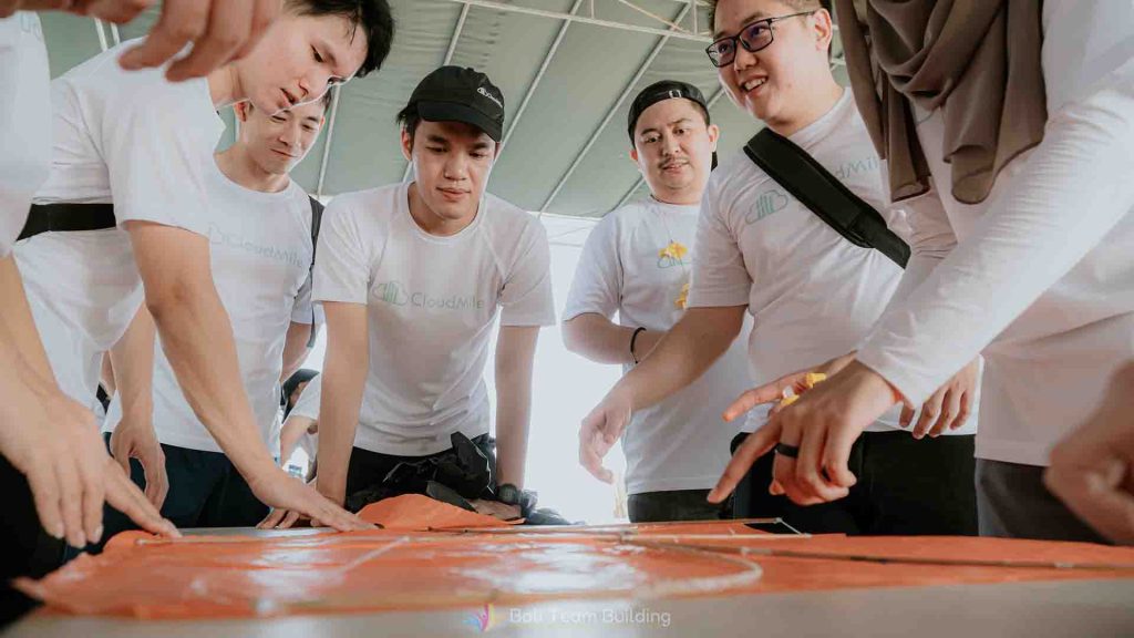 Workshop kreatif sebagai ide team building untuk introvert di kantor