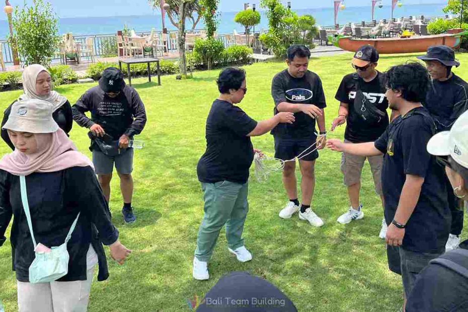 Team Building Bali: Strategi Membangun Tim Solid di 2026 3 Suasana company gathering dan outbound di area Tanah Lot Bali.