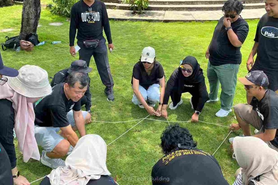 Tim outbound memandu fun games di kawasan Tanah Lot yang indah.