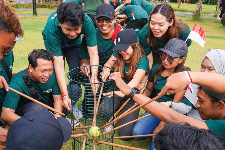 Kapan Perusahaan Sebaiknya Mengadakan Team Building? Ini Waktu yang Tepat 1 kegiatan team building di denpasar di taman jepun bali dengan lokasi strategis