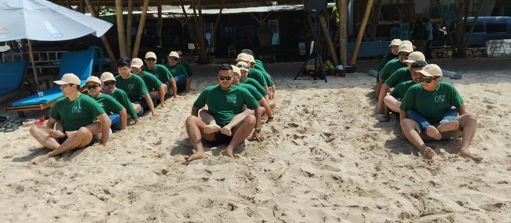 Peserta bekerja sama menyelesaikan tantangan team building