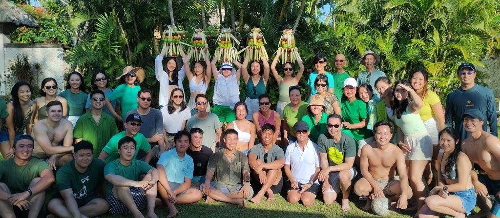 Wisatawan mengikuti aktivitas pengalaman lokal dan budaya di Bali